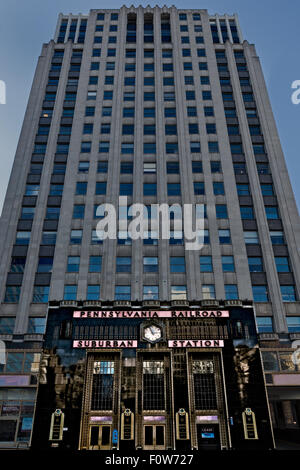 Setti stazione suburbana - Vista dell'ingresso anteriore dell'architettura in stile Art Deco facciata della Philadelphia ferrovia stazione suburbana situata a 16th Street e JFK Boulevard di Philadelphia, Pennsylvania. Foto Stock