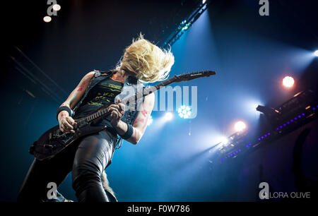 Indianapolis, Indiana, Stati Uniti d'America. 20 agosto 2015. NITA STRAUSS e Alice Cooper esegue a Bankers Life Fieldhouse in Indianapolis, Indiana © Lora di oliva ZUMA/filo/Alamy Live News Foto Stock