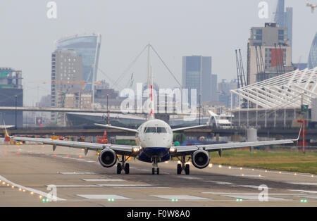 Un British Airways BA CityFlyer Embraer EMB registrazione-170/175 G-LCYE taxi per il decollo dall'Aeroporto di London City LCY Foto Stock