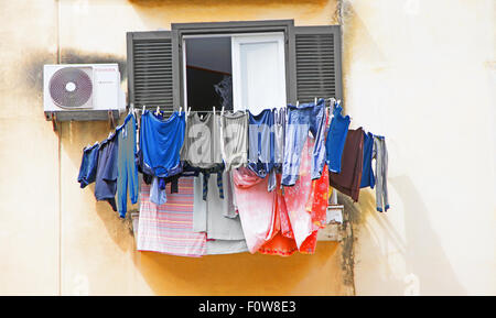Minori, abiti on line out nella finestra laterale, Costiera Amalfitana, Campania, Italia, Mediterraneo, Europa; Foto Stock