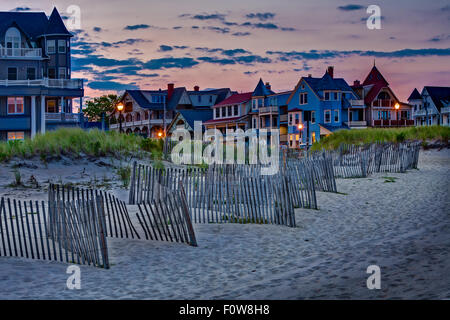 Ocean Grove Asbury Park NJ - Sun ha impostato dando un bel rimbalzo di colori per la sera presto western skies a Asbuty Park Beach in Asbury, New Jersey. Immagine è anche disponibile come una stampa in bianco e nero. Foto Stock