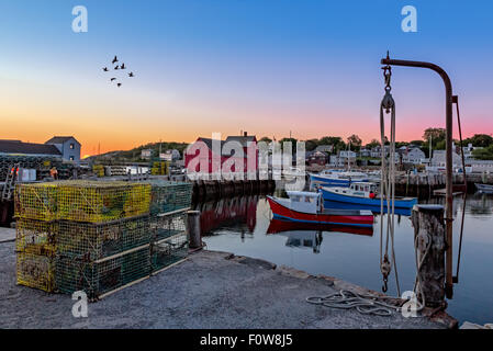 Per antonomasia la Nuova Inghilterra Motif numero uno di sunrise. Situato sulla banchina di Bradley nella città portuale di Rockport. Motif numero uno è stato un lungo periodo di tempo oggetto preferito per artista, a causa della sua posizione, illuminazione, composizione come pure essendo un simbolo della Nuova Inghilterra vita marittima. Foto Stock