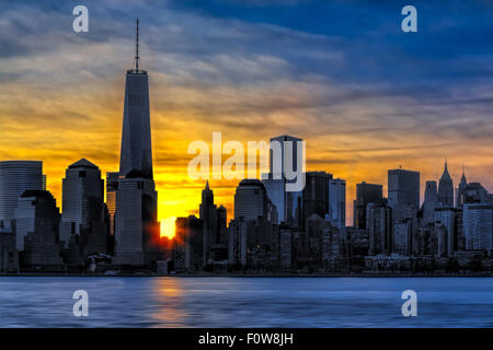 Sunrise al One World Trade Center (Freedom Tower) nella parte inferiore di Manhattan New York skyline della citta'. Foto Stock
