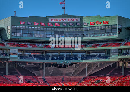 Il Fenway Park interni - Una vista da casa piastra all'interno del Fenway Park, casa dei Boston Red Sox situato in modo Yawkey in Kenmore Square di Boston, Massachusetts. Il Fenway Park interno è disponibile in versione a colori così come in una stampa in bianco e nero. Per visualizzare ulteriori immagini dal mio Fenway Park galleria si prega di visitare il sito web: www.susancandelario.com Foto Stock