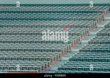 Il Fenway Park sedia rossa numero 21 - lone sedile rosso nel campo di destra gradinate (Sezione 42, riga 37, la sede 21) significa la casa più lunga mai eseguito hit a Fenway. Home run, colpito da Ted Williams il 9 giugno 1946, è stato ufficialmente misurata a 502 piedi. Foto Stock