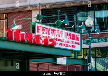 Il Fenway Park Tickets - Vendita biglietti insegna al neon si trova all' angolo di Yawkey Way e Van Ness Street a Boston, Massachusetts. Disponibile in versione a colori così come in una stampa in bianco e nero. Per visualizzare ulteriori immagini dal mio Fenway Park galleria si prega di visitare il sito web: www.susancandelario.com Foto Stock