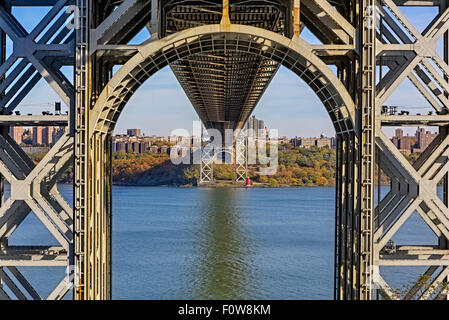 Una vista da sotto il Ponte George Washington Bridge. Foto Stock