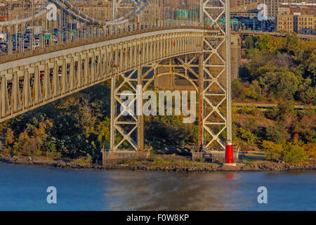 Jeffrey's Faro di Hook anche sapere come il faro rosso piccolo e il Ponte George Washington Bridge. Foto Stock