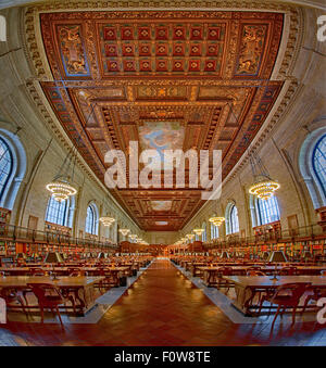 Panorama verticale della Rosa Sala di lettura principale presso la Biblioteca Pubblica di New York la NYPL ramo principale si trova nella città di New York. Foto Stock