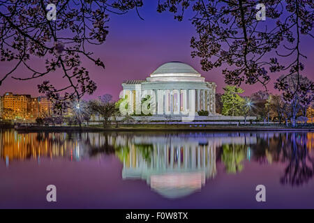 Una vista del Thomas Jefferson Memorial dal bacino di marea a Washington DC durante la mattina presto twilight ora prima dell'alba. Foto Stock