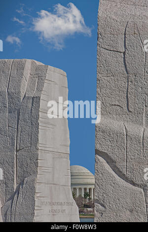 Il dott. Martin Luther King Jr. Memorial con le parole: "fuori di una montagna della disperazione una pietra di speranza" scolpita in uno dei lati del monumento, la definizione di Thomas Jefferson Memorial a Washington DC. Foto Stock