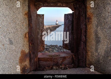 La molla del punto luce battuta House - Un sunrise vista da Fort Preble a molla battuta Punto Faro è situato a sud di Portland, Maine. Foto Stock