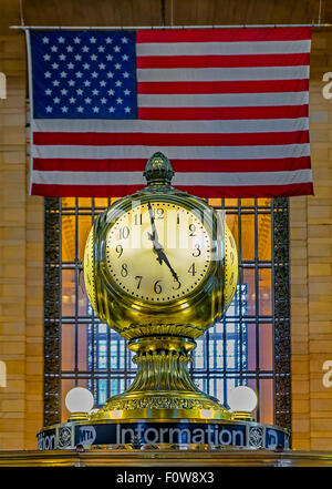 Orologio di opale presso lo stand informazioni al terminal principale al Grand Central Terminal, con la bandiera americana in background. Foto Stock