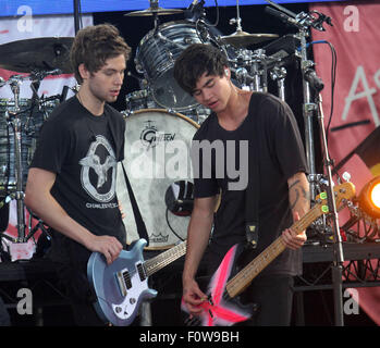 New York, Stati Uniti d'America. 21 Ago, 2015. Musicisti LUCA HEMMINGS e CALUM COFANO dalla fascia 5 SECONDI DI ESTATE eseguire su 'Good Morning America' tenutasi a Central Park. Credito: Nancy Kaszerman/ZUMA filo/Alamy Live News Foto Stock