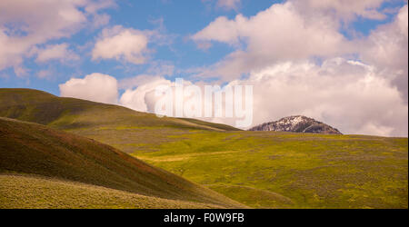 New Scenic 5 posti di laminazione colorato colline e montagne coperte di neve, Lamar Valley, il Parco Nazionale di Yellowstone, Wyoming USA Foto Stock