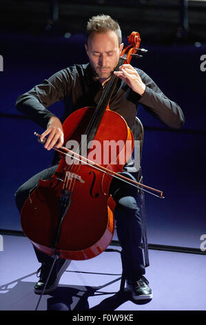 (Attenzione i redattori: è sotto embargo fino al 21 agosto 7PM) una foto datata 20 agosto 2015 mostra il violoncellista Micha? Pepoli durante una prova del gioco 'Die Franzosen' (Francese), in Maschinenhalle di Zeche Zweckel in Gladbeck, Germania. Il gioco sta andando a fare la sua premiere al festival Ruhrtriennale il 21 agosto 2015. Foto: BERND THISSEN/DPA (attenzione i redattori: per solo uso editoriale IN CONNESSIONE CON LE ATTUALI RELAZIONI SULLE RUHRTRIENNALE) Foto Stock