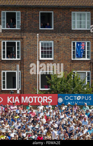 Londra, Regno Unito. 21 Ago, 2015. Ceneri Investec 5a prova. Tra Inghilterra e Australia. Gli spettatori guardano su da una casa che si affaccia sul credito tribuna: Azione Plus sport/Alamy Live News Foto Stock