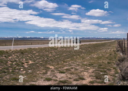 Carrello di prelievo su una solitaria autostrada, Idaho, Stati Uniti d'America - circa 2008. Foto Stock