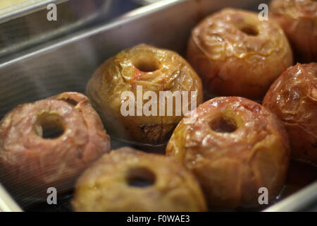 Mele cotte in acciaio inox vasca Foto Stock