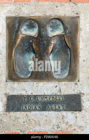 Footprint cast di F C Campbell agente indiano, un delegato al 1930 Indian Sign Language Conferenza a Browning. I dettagli nella desc Foto Stock