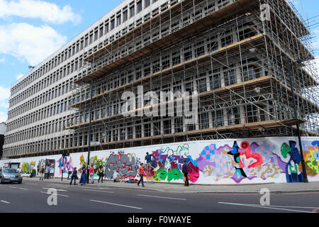 Muro di Graffiti su costruzione palizzata in Great Eastern Street East London, Regno Unito KATHY DEWITT Foto Stock