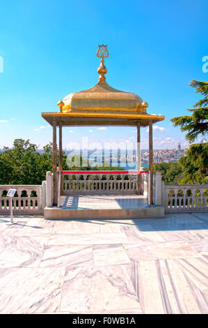 Il İftar dorato Pavilion, noto anche come İftar Kiosk o İftar bower offre una vista sul Golden Horn è una calamita per i turisti Foto Stock