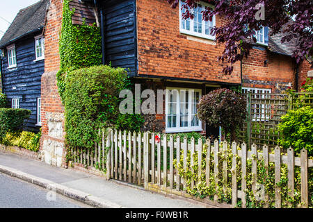 Un grazioso paese clapboard cottage in Kentish village di Shoreham. Foto Stock