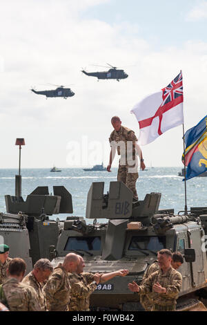 Bournemouth, Regno Unito. Il 21 agosto 2015. Beach Assault dai Royal Marines Commando avviene come parte di Bournemouth Air Festival. Credito: Carolyn Jenkins/Alamy Live News Foto Stock