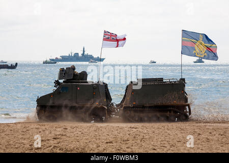 Bournemouth, Regno Unito. Il 21 agosto 2015. Beach Assault dai Royal Marines Commando avviene come parte di Bournemouth Air Festival. Credito: Carolyn Jenkins/Alamy Live News Foto Stock