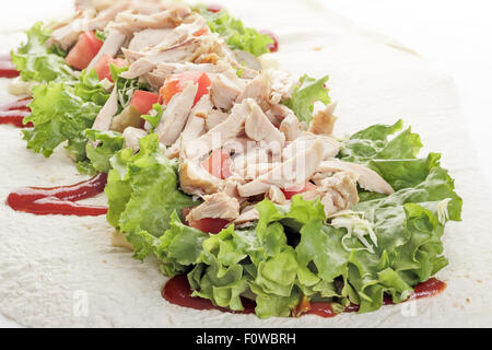 Tradizionale shawarma dispiegata con pollo e verdure appena prima del confezionamento Foto Stock