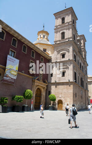 I turisti passeggiare intorno alla Plaza de Santo Domingo, città di Murcia, Murcia, Spagna, Europa Foto Stock