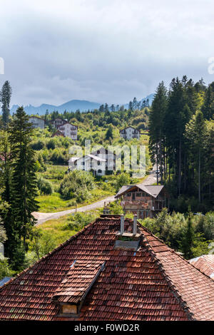 Il tetto rosso della vecchia casa in montagna. Montenegro Foto Stock