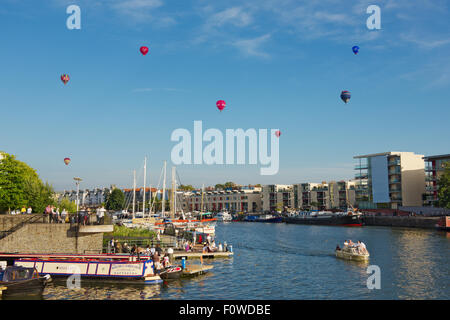 Bristol Floating Harbour con i palloni ad aria calda nel cielo Foto Stock