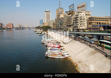 Le banche del ampiamente usato per il trasporto Fiume Nilo al Cairo Foto Stock