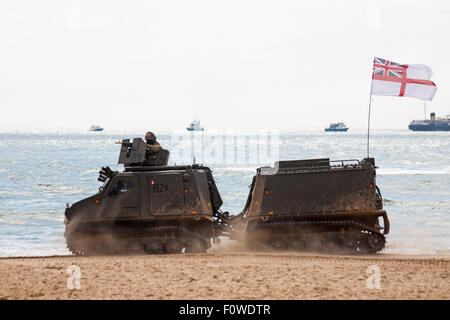 Bournemouth, Regno Unito. Il 21 agosto 2015. Beach Assault dai Royal Marines Commando avviene come parte di Bournemouth Air Festival. Credito: Carolyn Jenkins/Alamy Live News Foto Stock