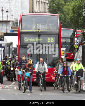 I ciclisti folla una giunzione vicino a Trafalgar Square, Londra, Gran Bretagna. Foto Stock