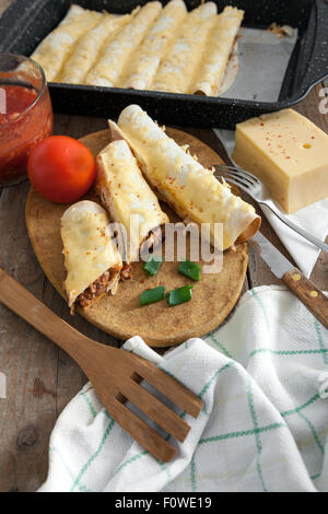 In casa la tortilla con carne e fagioli Foto Stock