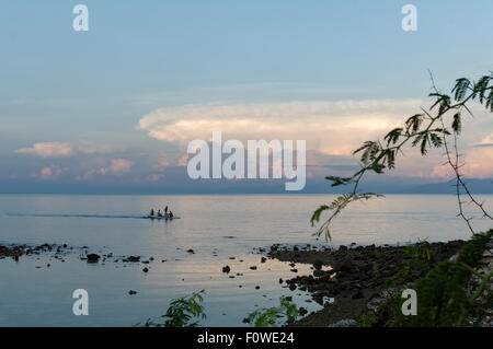 Un pescatore locale torna a casa. Con la sua cattura sulla sua barca dalla sera prima, questo pescatore la famiglia vi aspetta per il suo ritorno Foto Stock