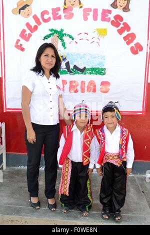 Scuola - Independence Day Festival in PUERTO PIZARRO . Dipartimento di Tumbes .PERÙ Foto Stock