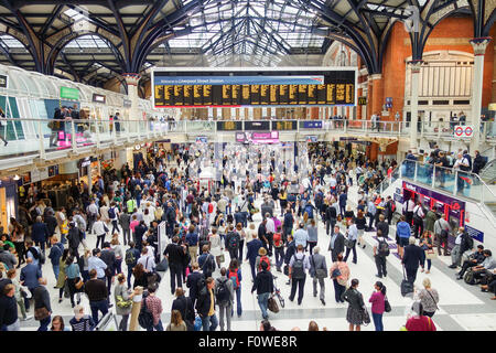 L'atrio principale a Liverpool Street Station durante un affollato Rush Hour. Foto Stock