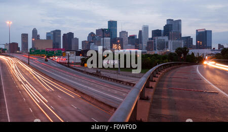 Cala la notte come ora di punta si snoda giù a Houston, Texas Foto Stock
