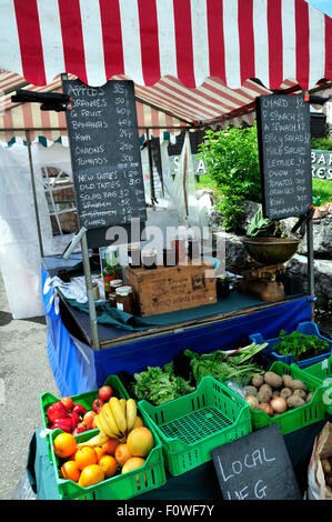 Visualizzazione di frutta e verdura per la vendita in un mercato di strada a Ullapool, vicino a Inverness, Scotland Foto Stock