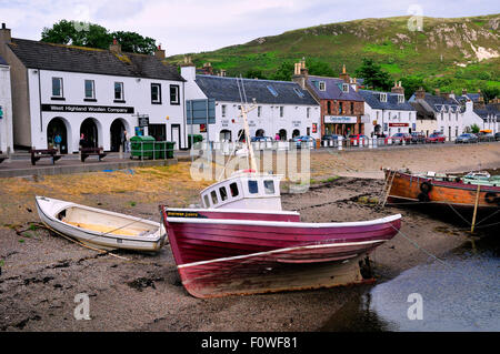 Il "Northern Lights' e un altra barca giacciono a terra in Ullapool, Scozia; Shore Street dispone di residenze e negozi Foto Stock