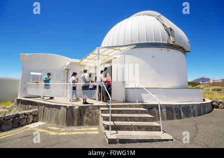 Turisti in visita in telescopi a Teide osservatorio astronomico il 7 luglio 2015 a Tenerife, Isole canarie, Spagna. Foto Stock