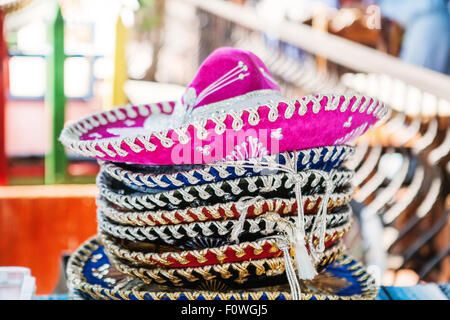 Pila di sombreros a un mercato in Messico Foto Stock
