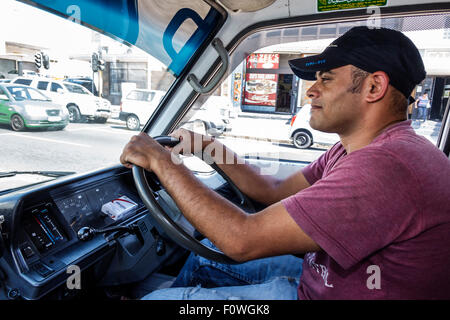 Città del Capo Sud Africa, Africa, Woodstock, Victoria Road, servizio taxi navetta, autista, adulti uomini uomini uomini uomini uomini, guida, i visitatori viaggiano tour di viaggio a. Foto Stock