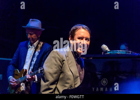 Castle Howard, nello Yorkshire, Regno Unito. 21 Agosto, 2015. 21 Agosto 2015: Jools Holland e la sua Rhythm and Blues Orchestra giocare un concerto all'aperto a Castle Howard dal grande lago. Credito: Fotografia Bailey-Cooper/Alamy Live News Foto Stock