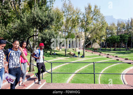 Città del Capo Sud Africa,Zonnebloem,Cape Peninsula University of College campus,Black Afro American,donna donna donne,uomo uomini maschio,teen teen teenager Foto Stock