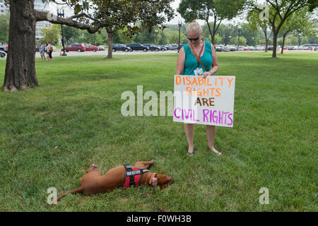 Persone con sedie a rotelle e la loro famiglia rally e marzo su Capitol Hill a sostegno degli americani con disabilità Act Foto Stock