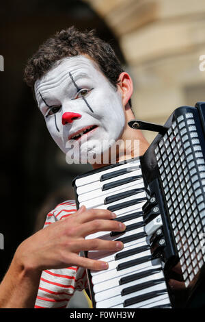 Freddy Crossley suonava una fisarmonica e pubblicizzava uno spettacolo al festival Edinburgh Fringe, High Street, Royal Mile, Edimburgo, Scozia Foto Stock